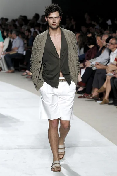Look 16